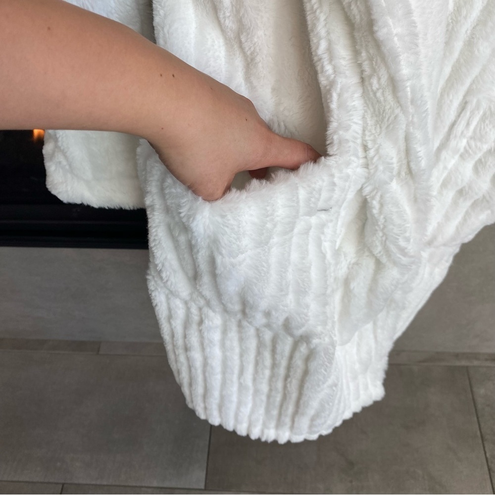 PRETTY‎ YOU LONDON CLOUD ROBE, SIZE M/L - Picture 8 of 14